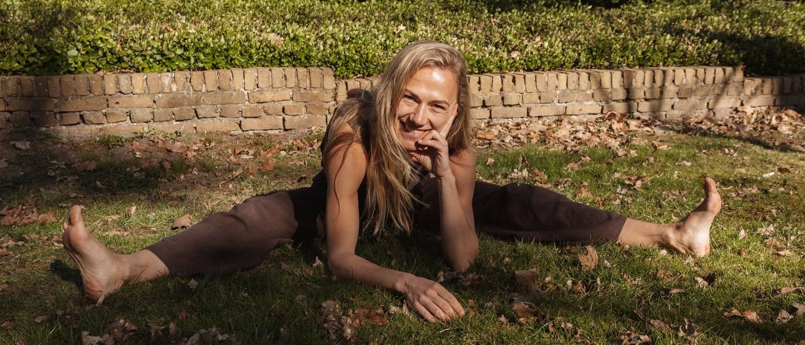 Yogadocent Marjon doet een yogahouding bij Spirit of Yoga