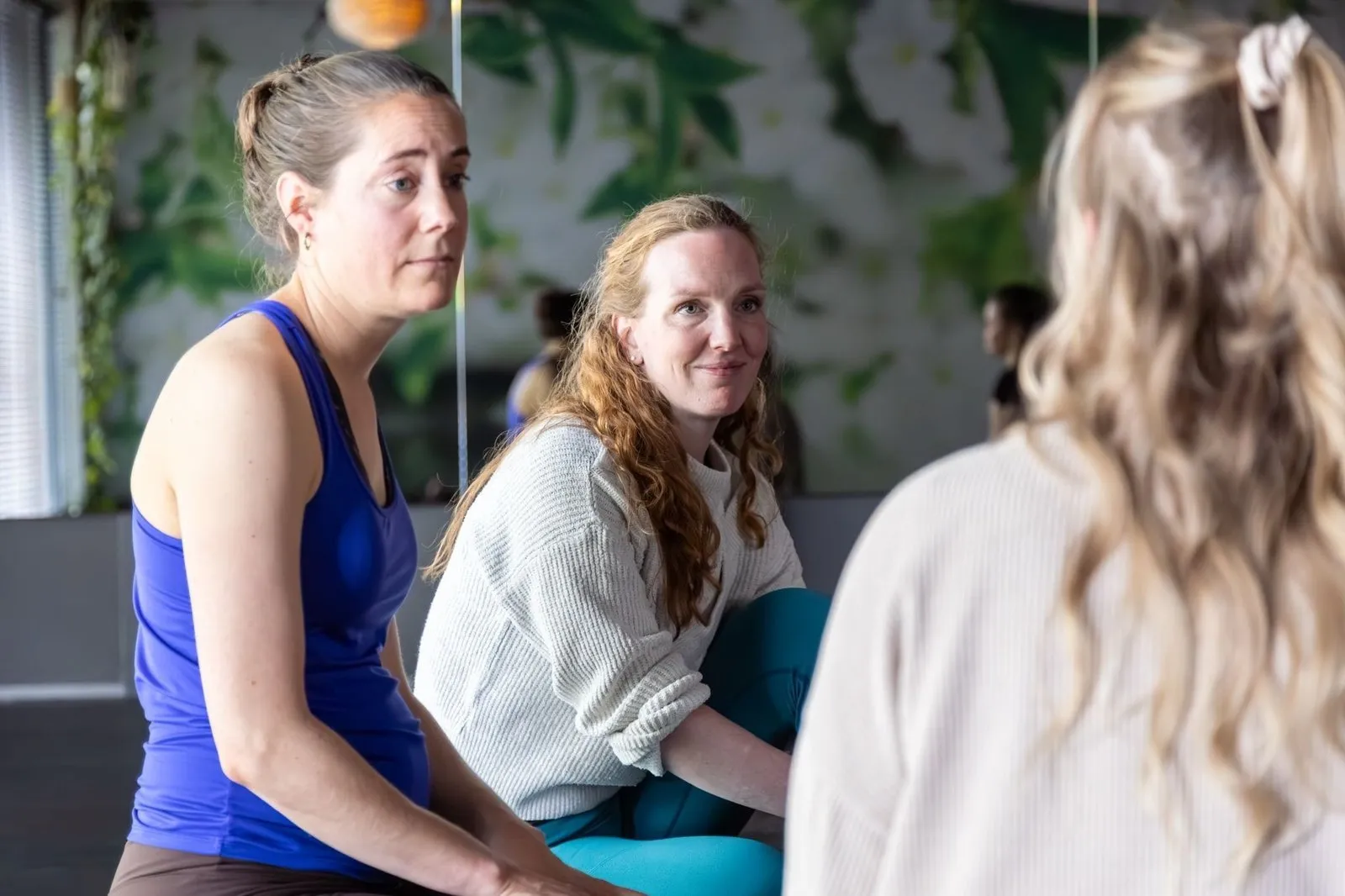Deelnemers van de docentenopleiding in gesprek in een kring