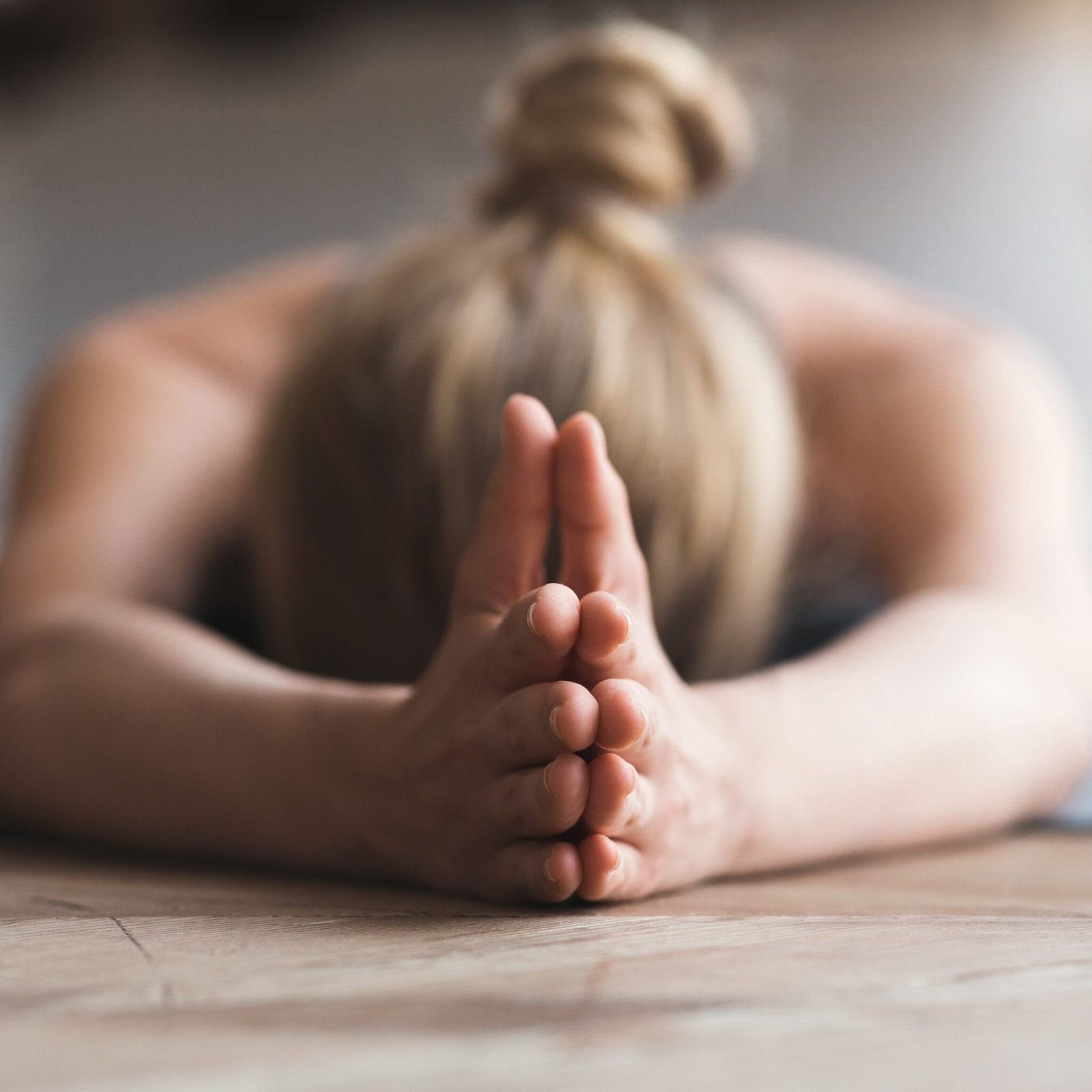 Vrouw doet een yoga nidra houding in een yogastudio