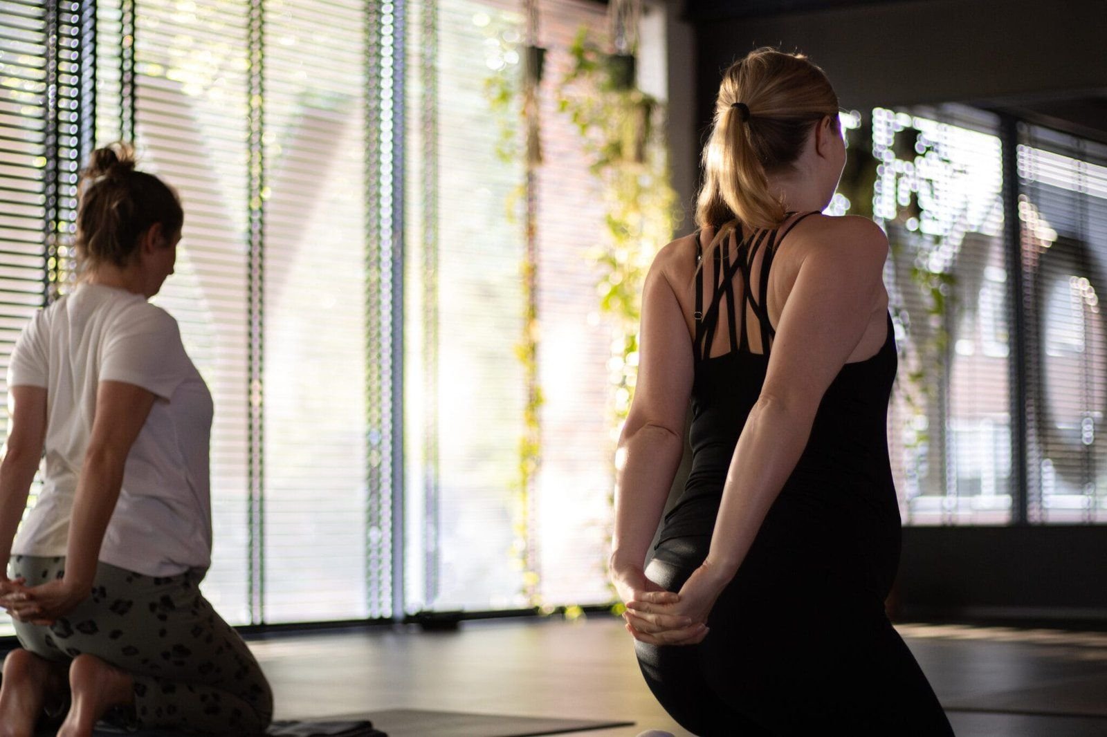 Twee deelnemers tijdens een zwangerschapsyogales bij Spirit of Yoga Apeldoorn